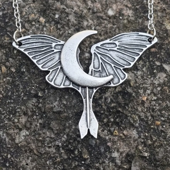 Nwt! Silver moon necklace - Picture 5 of 6